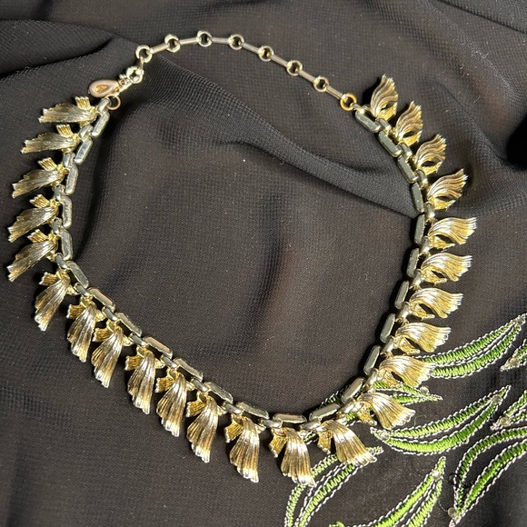 LISNER VTG Beautiful Gold Tone Metal statement Choker. - Picture 6 of 7